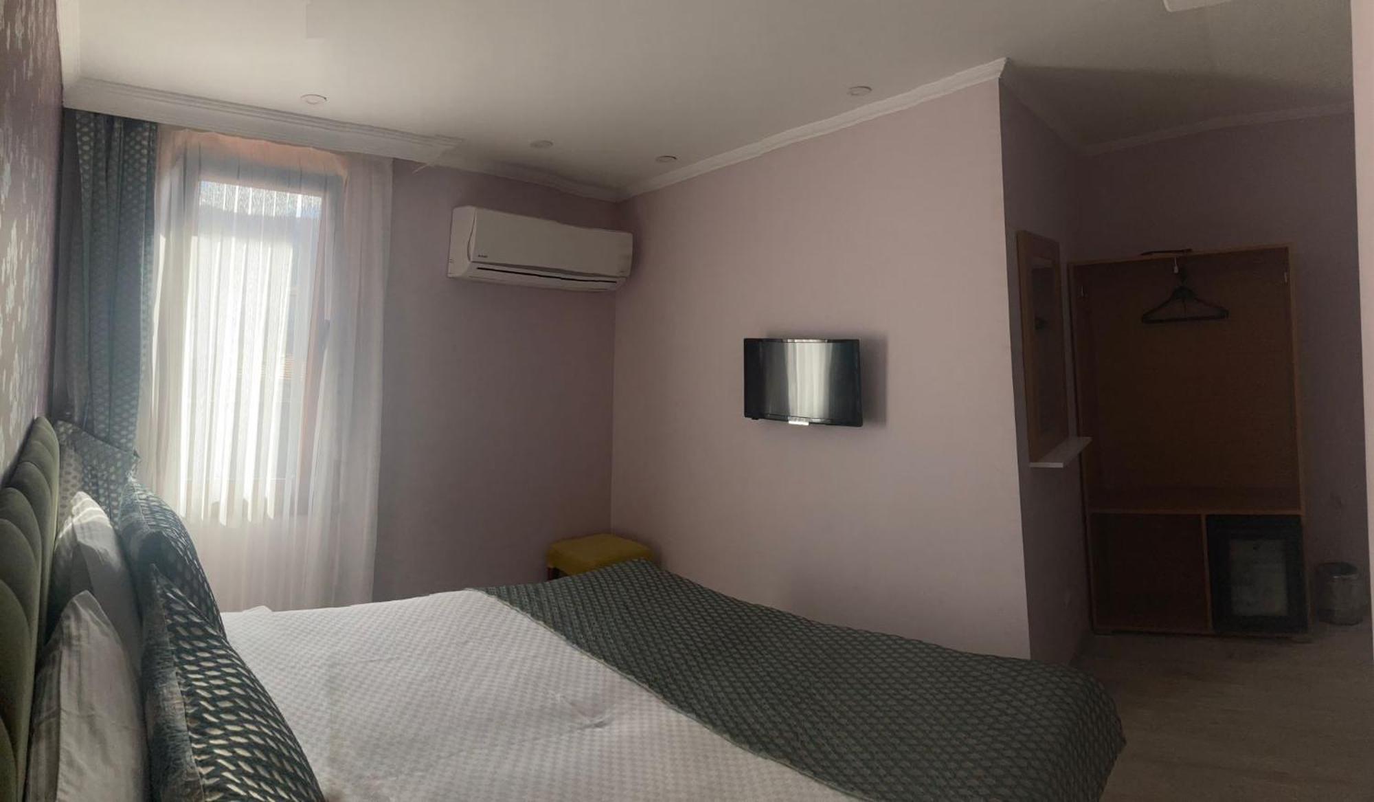 Safran Palas Yenifoca Bagian luar foto